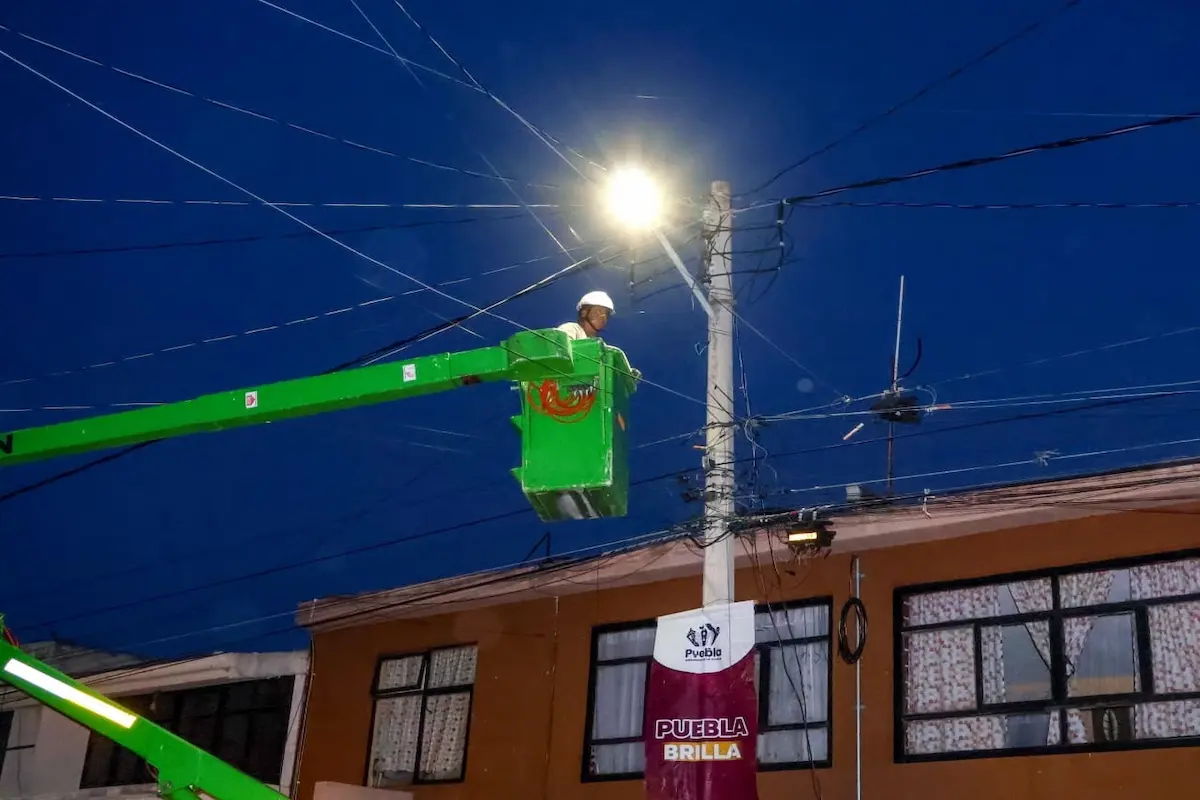 Con Puebla Brilla, Pepe Chedraui moderniza luminarias en Granjas del Sur.