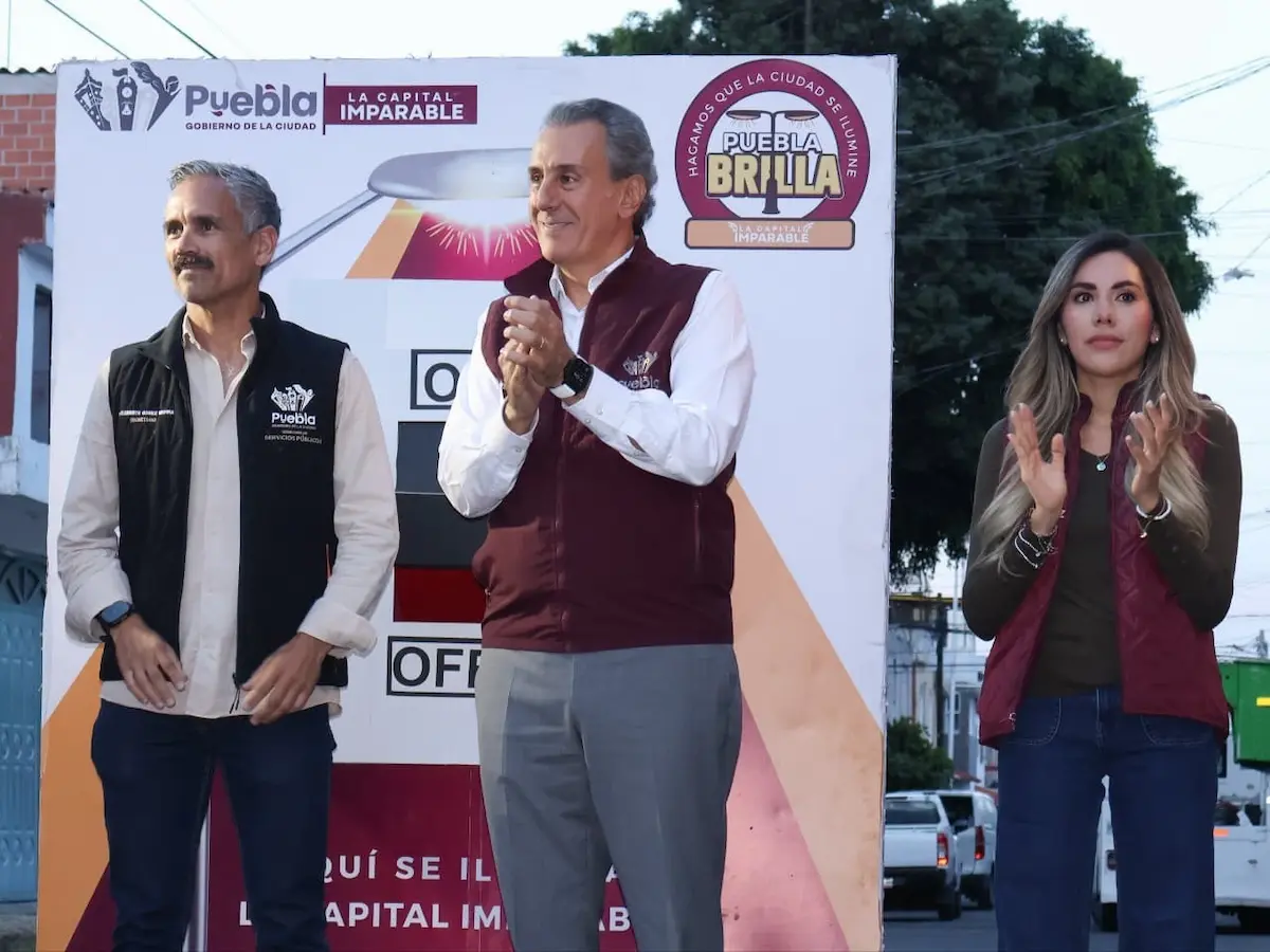 Con Puebla Brilla, Pepe Chedraui moderniza luminarias en Granjas del Sur.