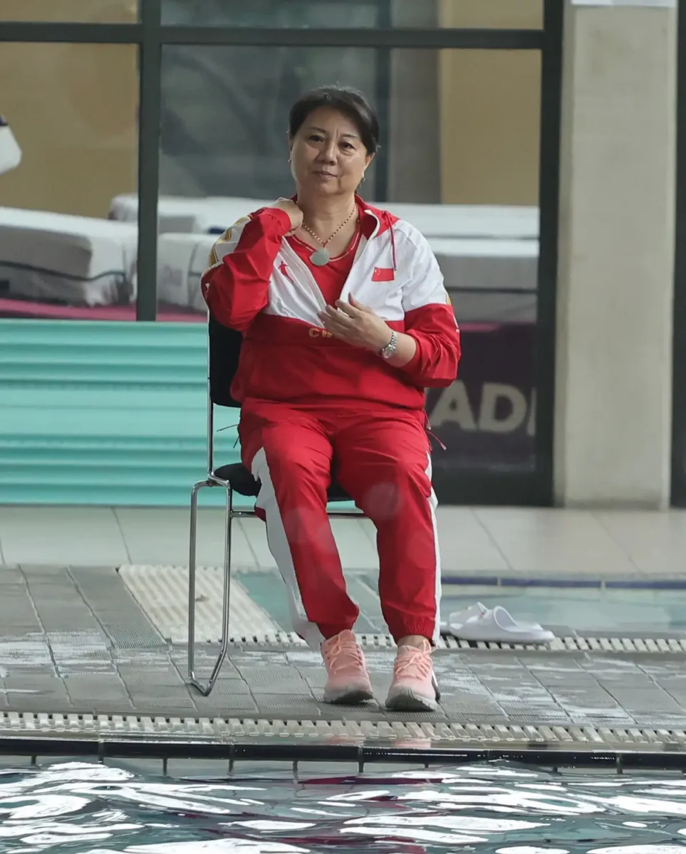 ¿Quién es Ma Jin, entrenadora de clavados que gana 195 mil pesos?