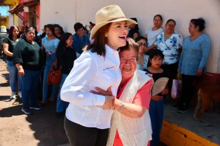 Bety Sánchez le cumple a doña Bertha y pavimenta su calle en Jicolapa