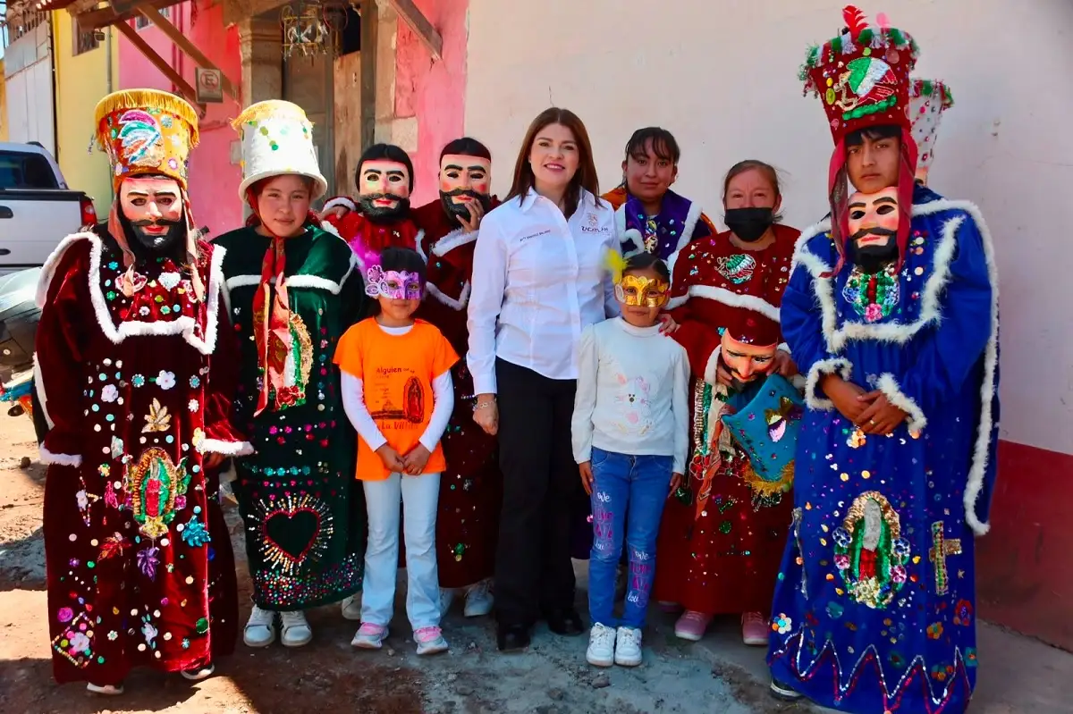 Bety Sánchez le cumple a doña Bertha y pavimenta su calle en Jicolapa