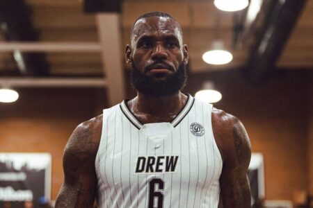 LeBron James firma con los Philadelphia 76ers