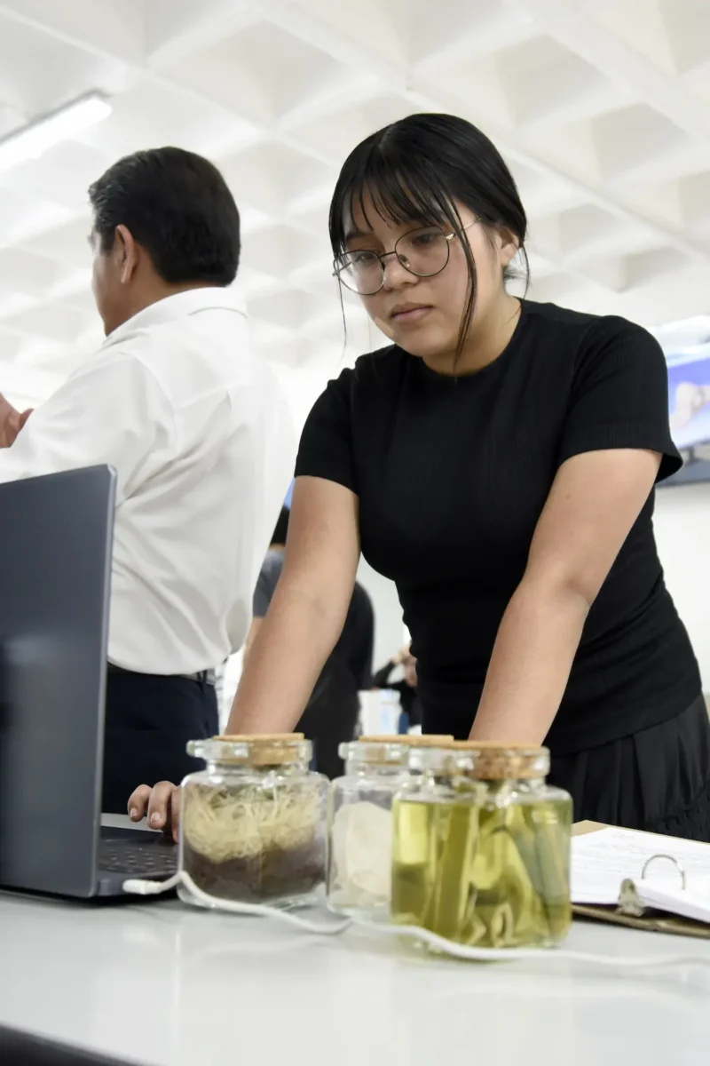 Propone estudiante BUAP aprovechar residuos de agave para crear fibras textiles