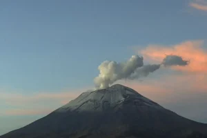 Van más de 120 exhalaciones del volcán Popocatépetl hoy