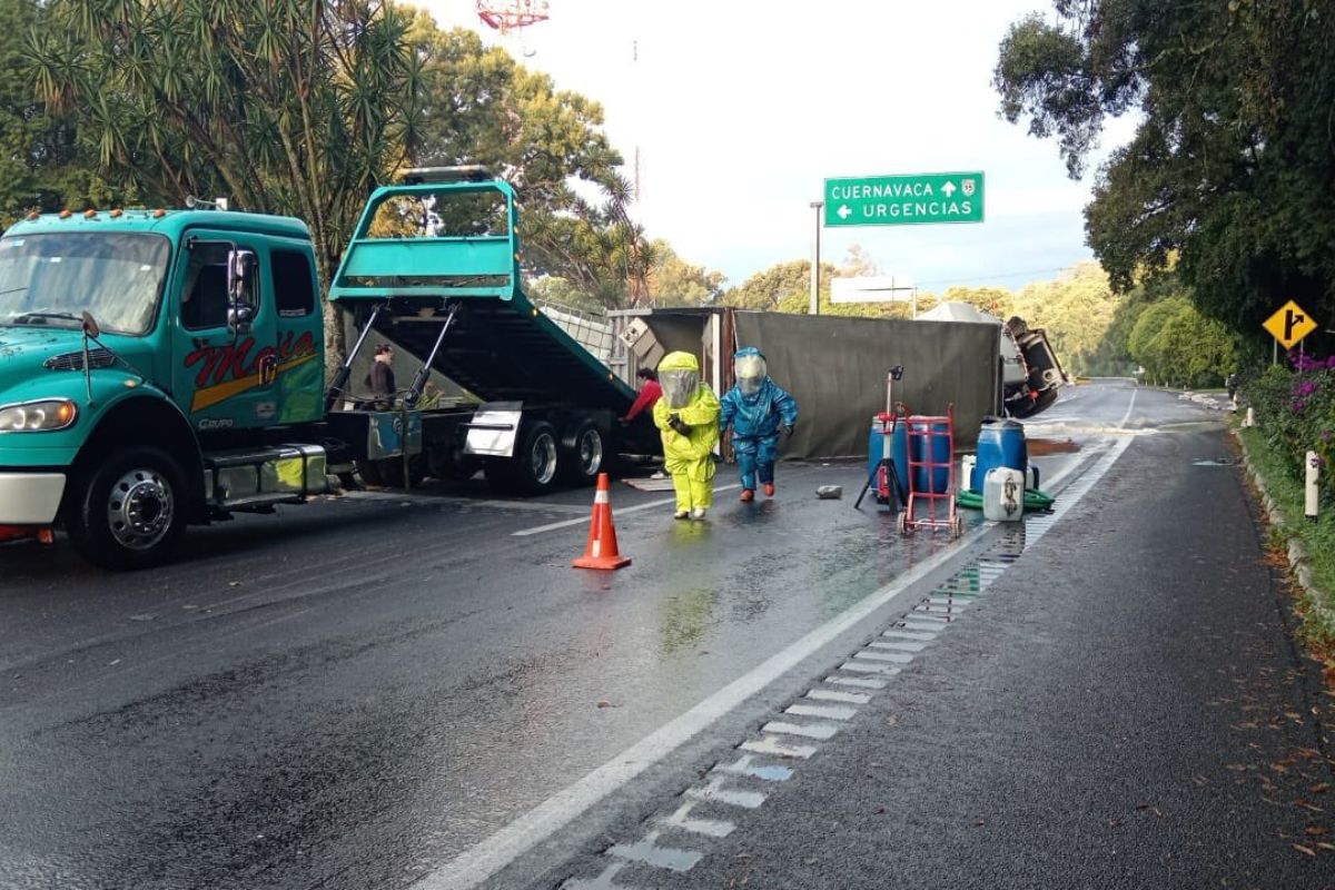 Vuelca tráiler con ácido muriático en la México-Cuernavaca