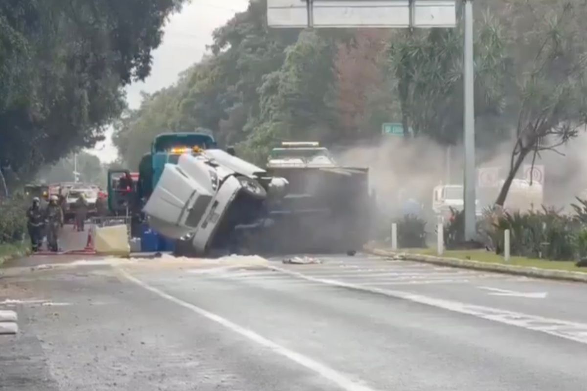 Vuelca tráiler en la México-Cuernavaca