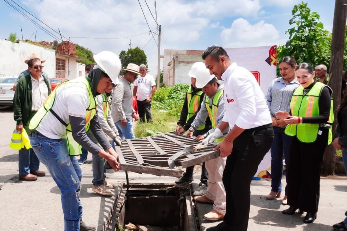 Para prevenir inundaciones, Roberto Solís inicia la rehabilitación de 52 rejillas pluviales en Huejotzingo 2 Para prevenir inundaciones, Roberto Solís inicia la rehabilitación de 52 rejillas pluviales en Huejotzingo