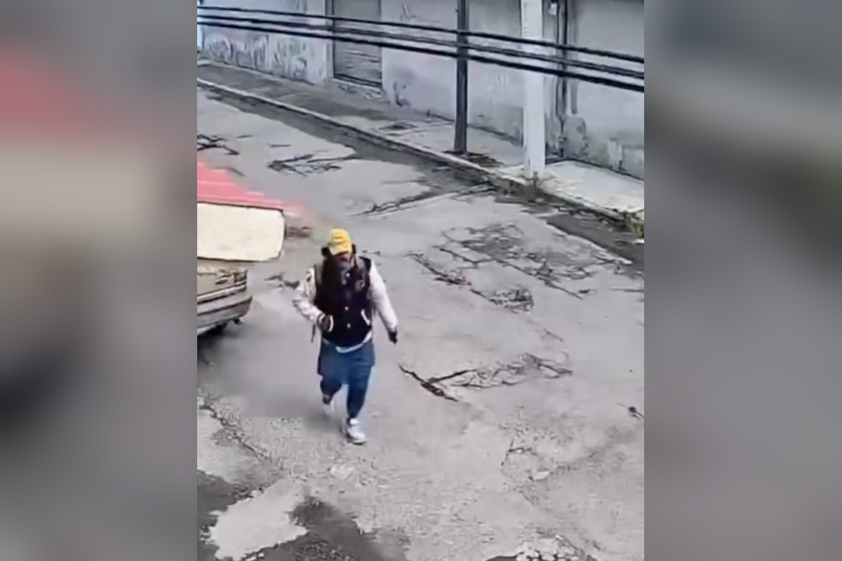 Falso Bad Bunny captado por cámara de videovigilancia en la 32 Norte Bis de Puebla | Foto: Cortesía