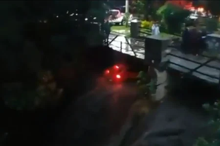 Río Tenexac arrastró un vehículo con pareja poblana adentro