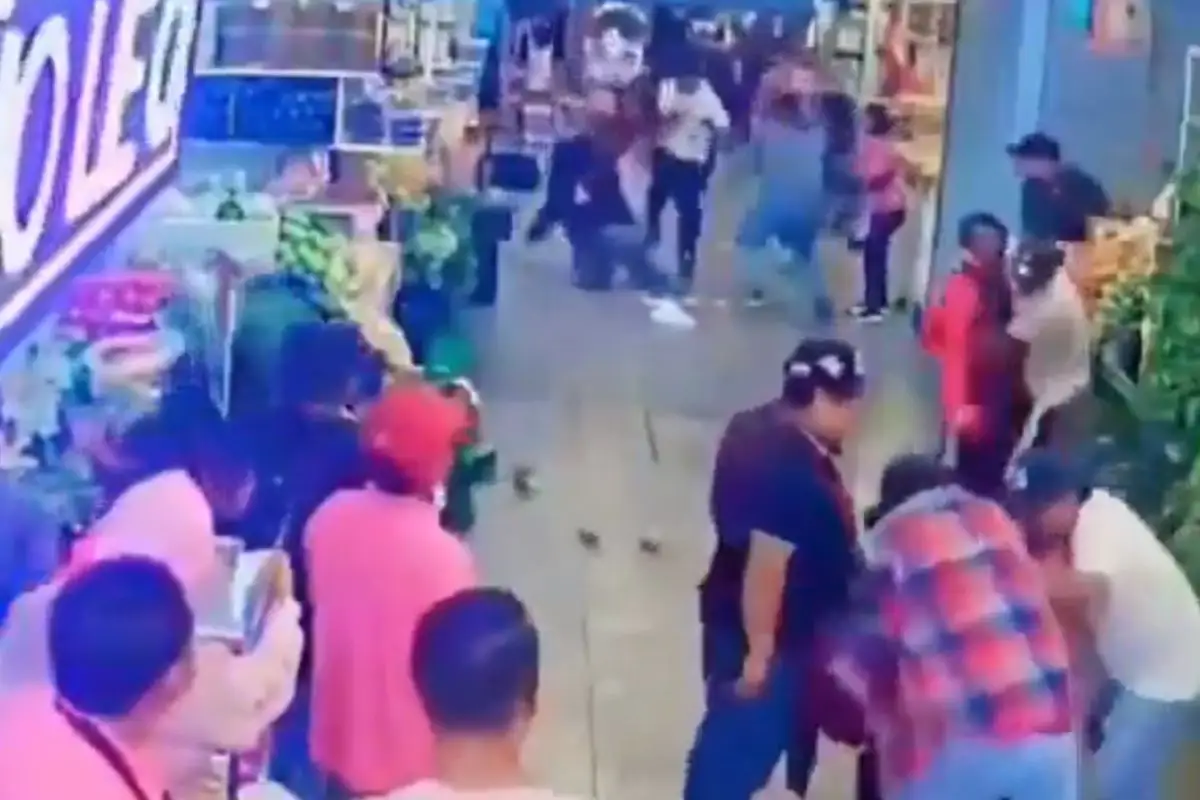 (VIDEO) Se registra pelea dentro del mercado Domingo Arenas en San Martín Texmelucan 1 Así fue la pelea en el mercado Domingo Arenas de Texmelucan