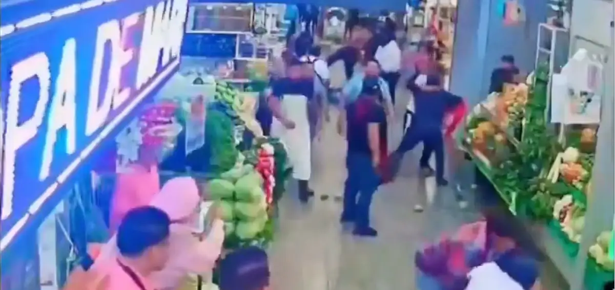 (VIDEO) Se registra pelea dentro del mercado Domingo Arenas en San Martín Texmelucan 3 Así fue la pelea en el mercado Domingo Arenas de Texmelucan