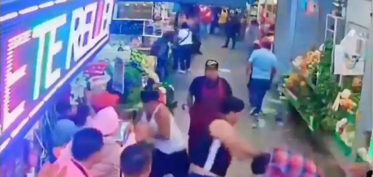(VIDEO) Se registra pelea dentro del mercado Domingo Arenas en San Martín Texmelucan 2 Así fue la pelea en el mercado Domingo Arenas de Texmelucan