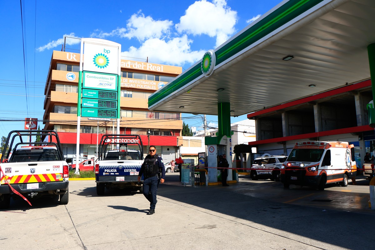 Los tres heridos fueron atendidos en el estacionamiento de la gasolinera BP | Foto: Agencia Enfoque