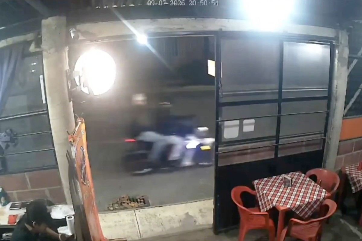 Dos de los responsables esperaron afuera en motocicletas con los motores encendidos | Foto: Cortesía