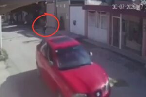 Captan asalto en Las Torres; delincuente ataca a joven y realiza disparos antes de escapar (VIDEO) 3 Captan asalto en Las Torres