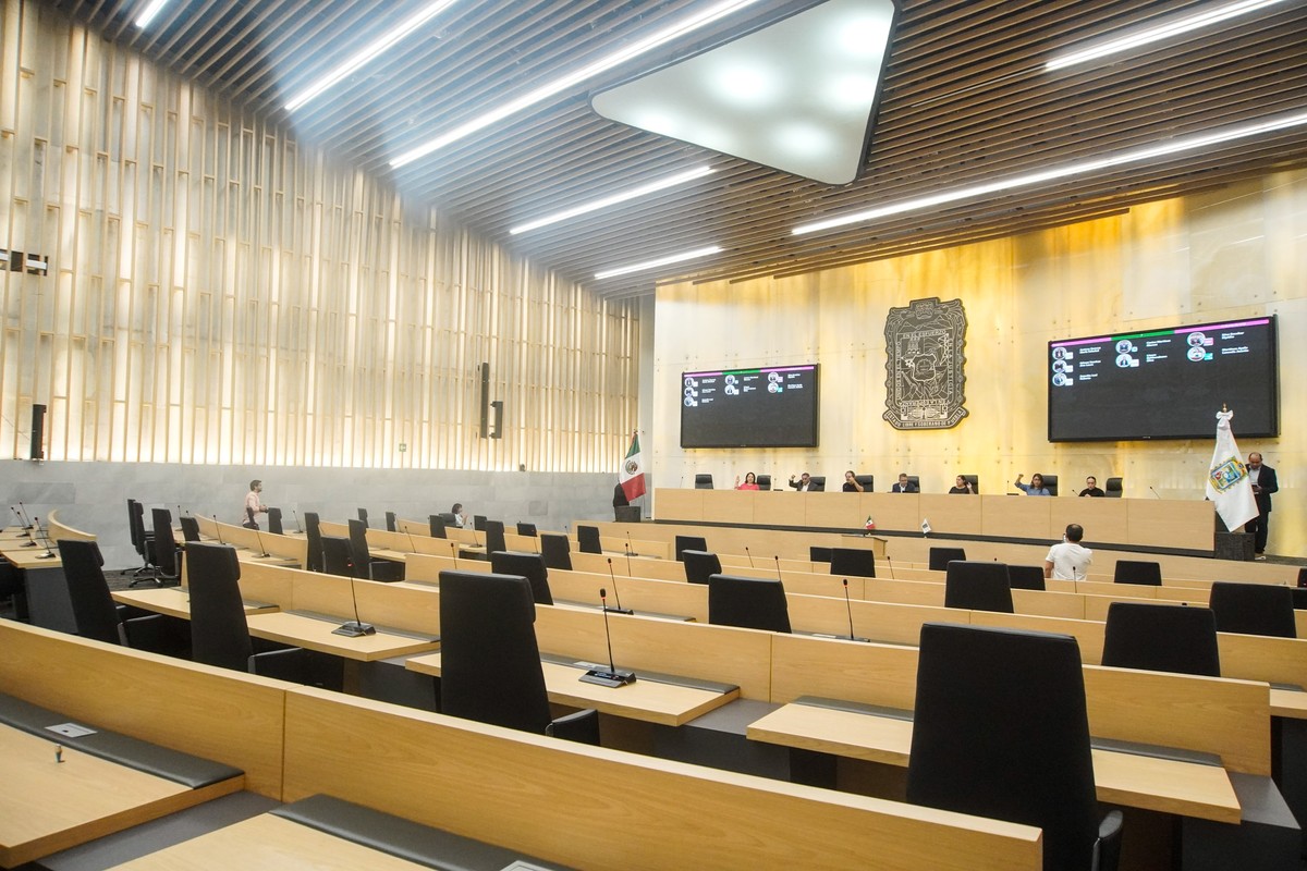 Conforman Comité Municipal de Adquisiciones del Municipio de Puebla en materia de concesiones 3 Votación en el pleno durante la sesión donde se conformó el Comité Municipal de Adquisiciones | Foto: Agencia Enfoque