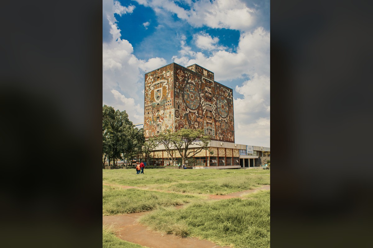 Biblioteca Central de la UNAM en Ciudad Universitaria, bajo un cielo nublado | Foto: Pexels