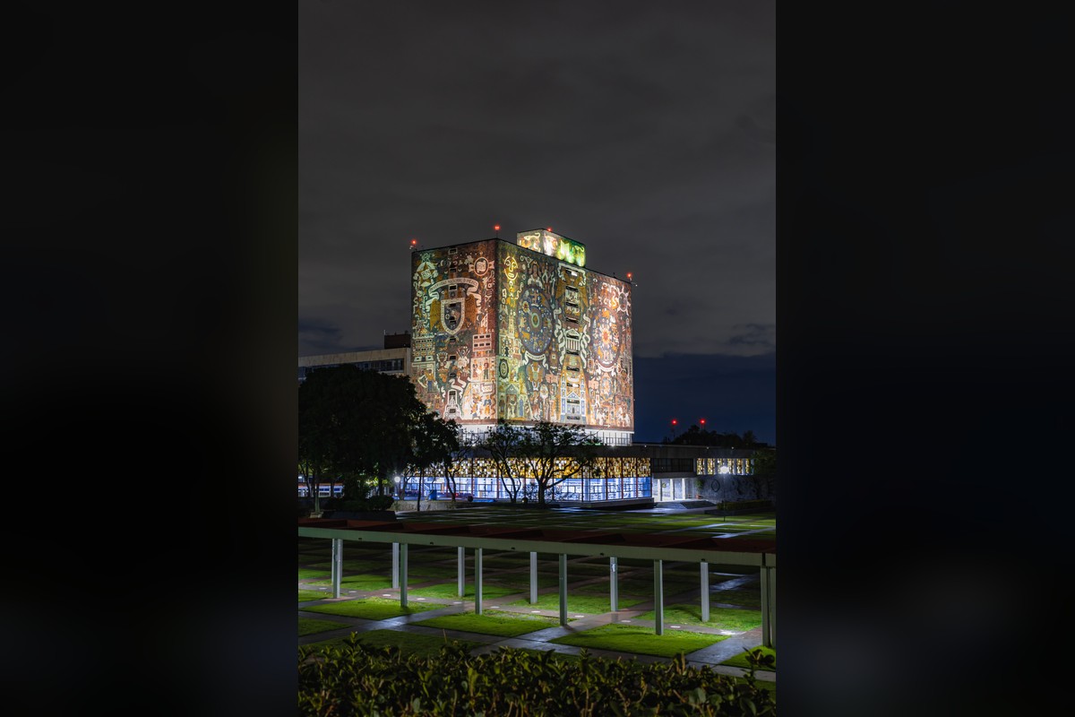 Biblioteca Central de la UNAM, en Ciudad Universitaria, iluminada durante la noche | Foto: Pexels