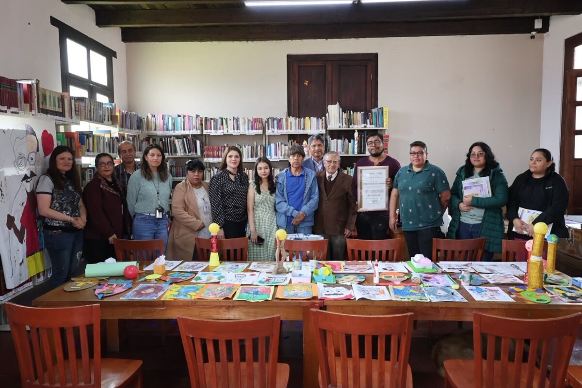 Ayuntamiento de Zacatlán reconoce a cronista con 48 años al frente de biblioteca 8 El cronista de Zacatlán es reconocido tras 48 años al frente de la biblioteca municipal | Foto: Cortesía