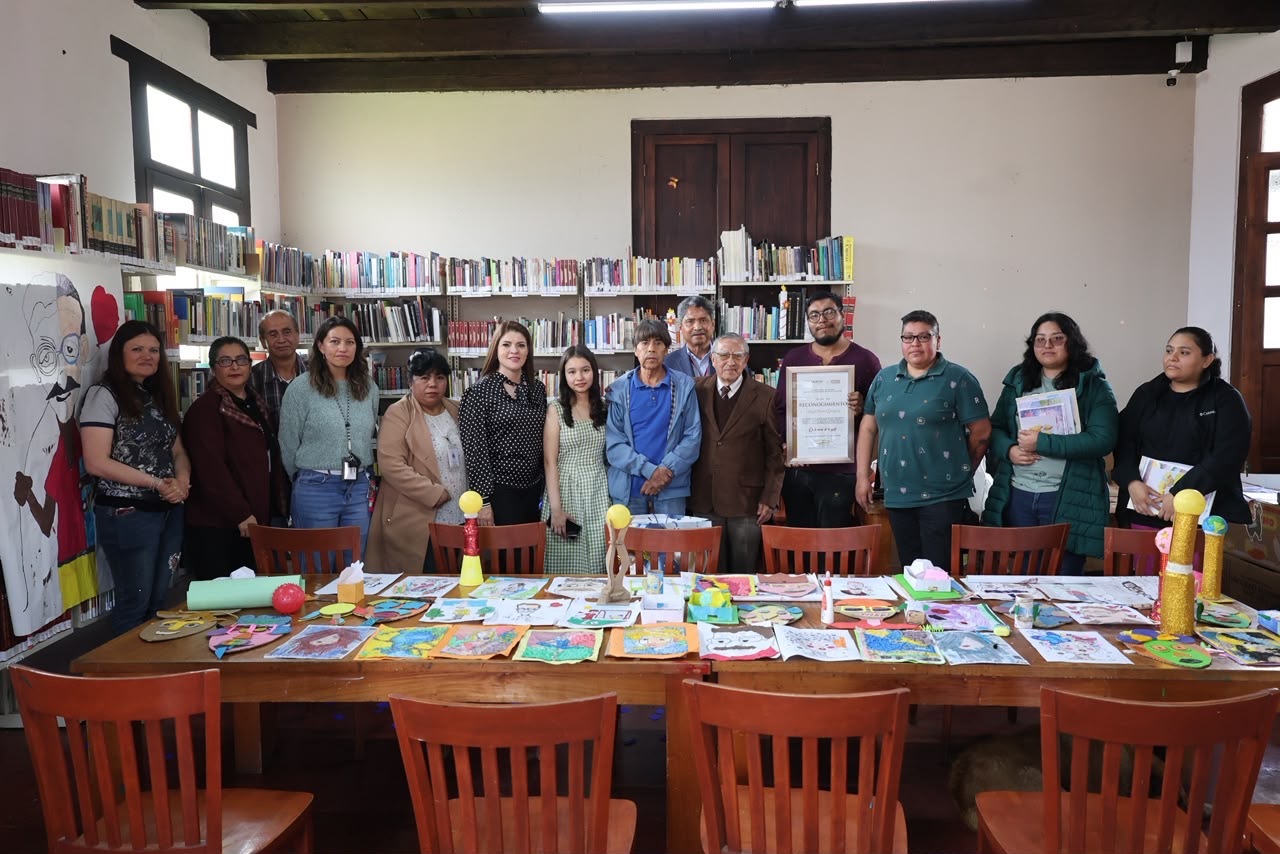Ayuntamiento de Zacatlán reconoce a cronista con 48 años al frente de biblioteca 4 El cronista de Zacatlán es reconocido tras 48 años al frente de la biblioteca municipal | Foto: Cortesía