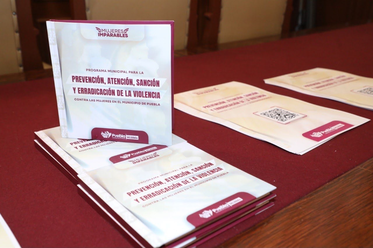 Autoridades municipales durante la presentación del programa de atención a la violencia contra las mujeres | Foto: Cortesía