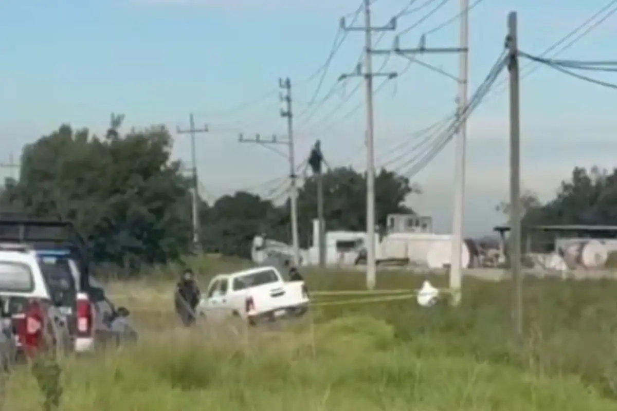 Hallan cuerpo en la carretera Amozoc-Nautla en una camioneta