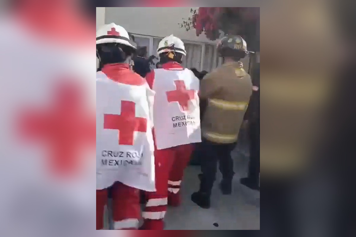 Mujer cae desde un segundo piso en Metepec; policías y paramédicos amortiguan el impacto 3 La mujer fue estabilizada y trasladada a un hospital para recibir atención médica especializada | Foto: Cortesía
