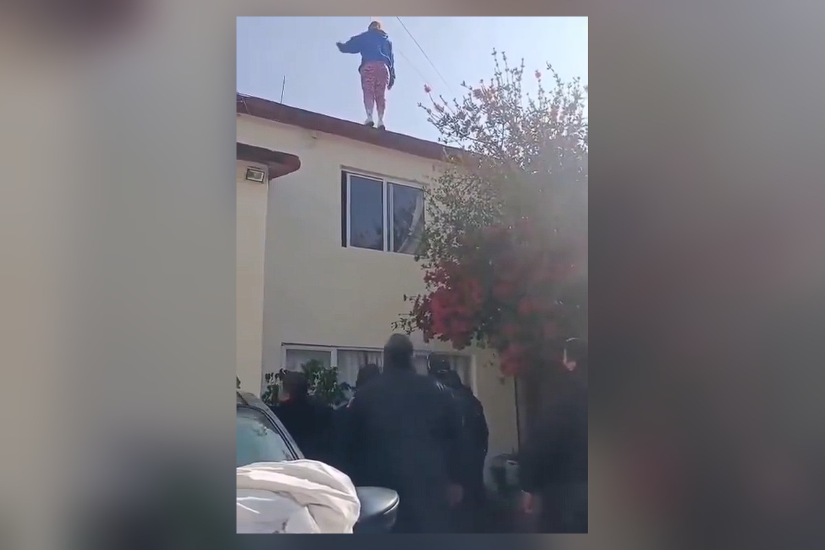 Una intensa movilización de cuerpos de emergencia se registró en Metepec, Estado de México, tras la caída de una mujer desde un segundo piso | Foto: Cortesía