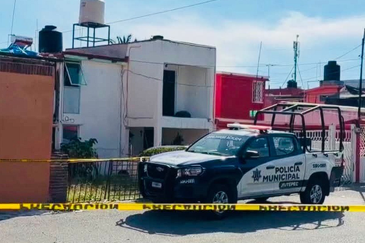 Elementos de seguridad acordonaron la zona tras el hallazgo de tres hombres sin vida en una vivienda de Civac, Jiutepec | Foto: Cortesía