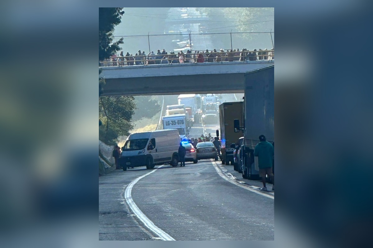 Bloqueo en carretera México-Tuxpan por Santiago Tepepa, Acaxochitlán: piden más seguridad 9 Bloqueo carretero en Santiago Tepepa, Acaxochitlán | Foto: Cortesía