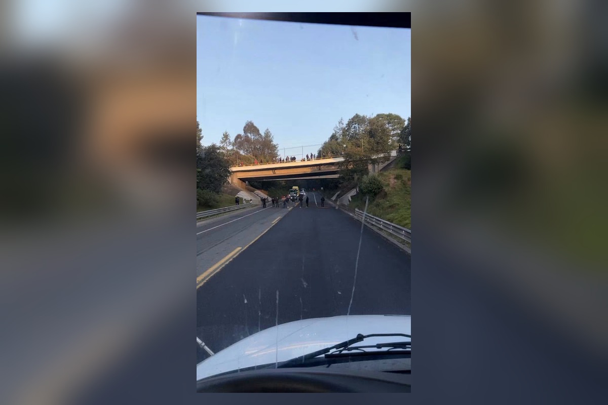 Bloqueo en la carretera México-Tuxpan a la altura de Santiago Tepepa | Foto: Cortesía