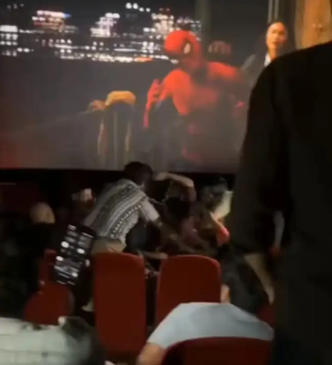(VIDEO) Golpean a sujeto dentro del cine por revelar el final de Spider-Man: Un día nuevo 2 Por revelar spoilers de Spider-Man lo golpean en el cine
