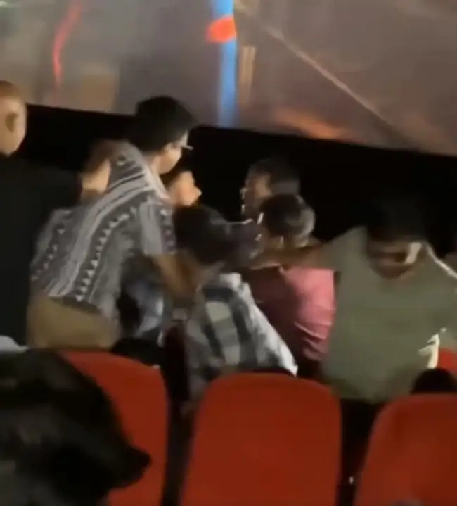 (VIDEO) Golpean a sujeto dentro del cine por revelar el final de Spider-Man: Un día nuevo 3 Por revelar spoilers de Spider-Man lo golpean en el cine