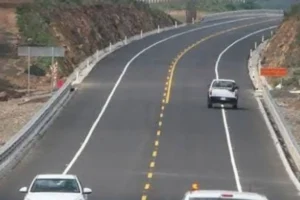 Le dan un piedrazo en la autopista Siglo XXI a conductor