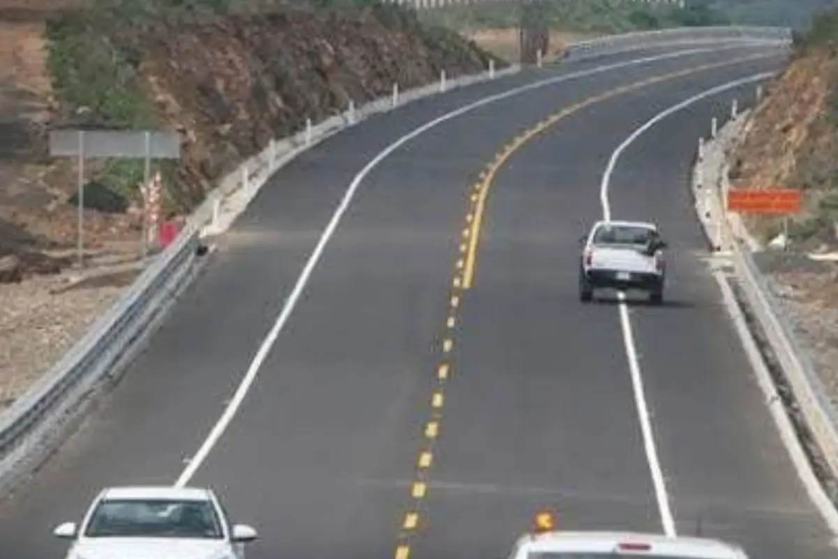 Le dan un piedrazo en la autopista Siglo XXI a conductor