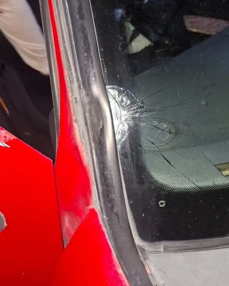 Inseguridad en la autopista Siglo XXI: así quedó su coche tras piedrazo para asaltarlo 2 Le dan un piedrazo en la autopista Siglo XXI a conductor