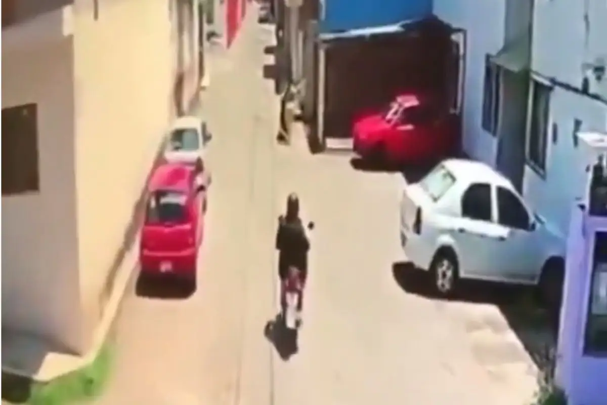 (VIDEO) Acoso en Puebla: motociclista toca a mujer en calles de Cuautlancingo y luego huye 10 Motociclista acosó a una mujer en Cuautlancingo en plena calle