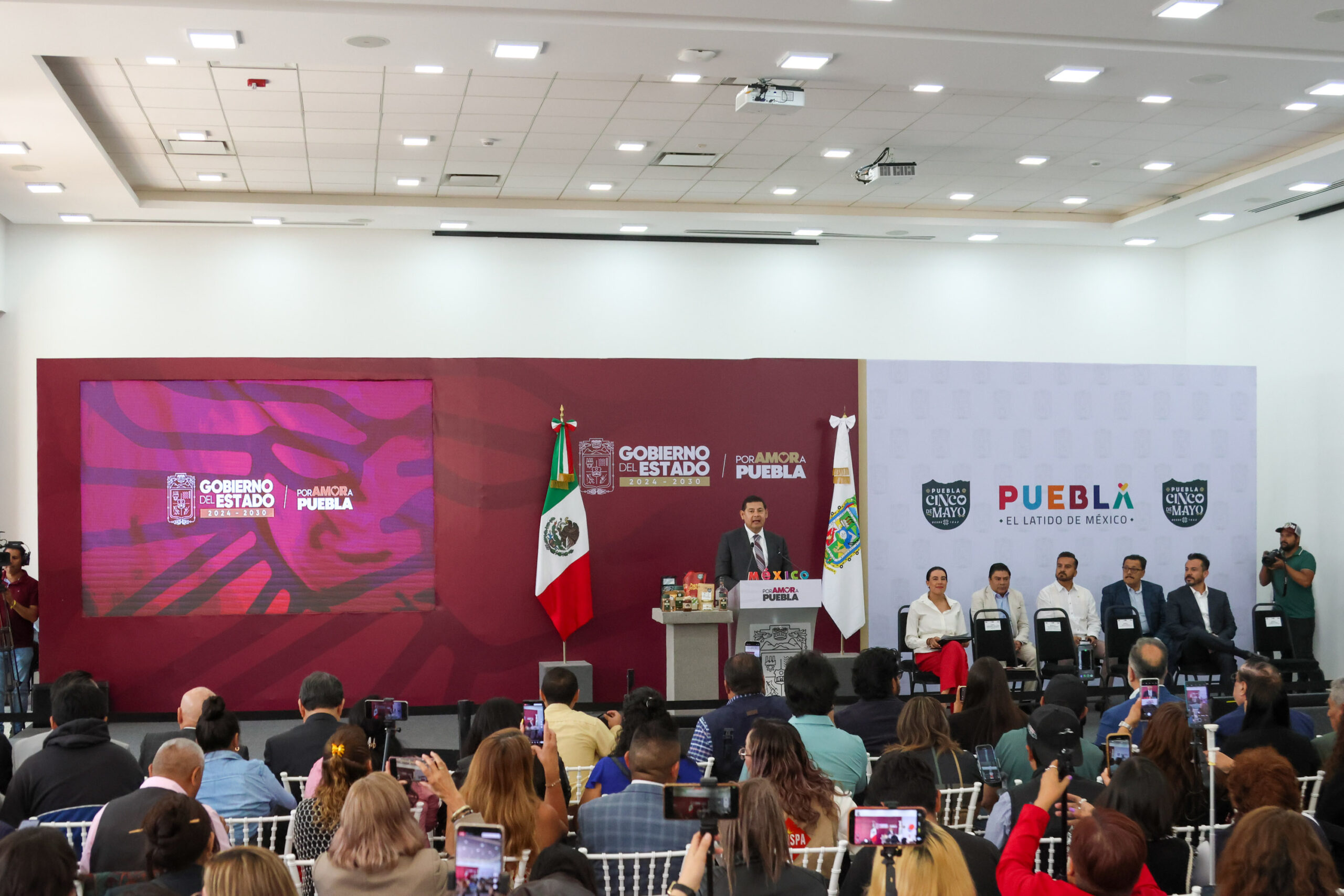 Deuda de Puebla con Alejandro Armenta se redujo en 4.2 mil mdp en año y medio 5 Gobierno del Estado de Puebla, encabezado por Alejandro Armenta | Foto: Agencia Enfoque