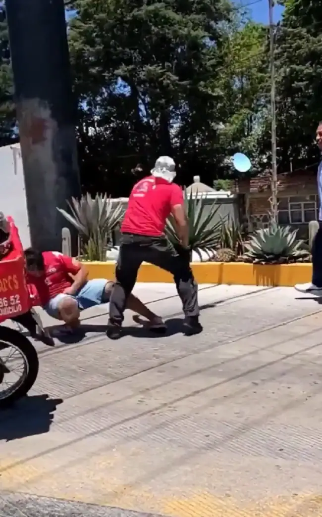 Motociclista y un hombre se pelearon a golpes en gasolinera