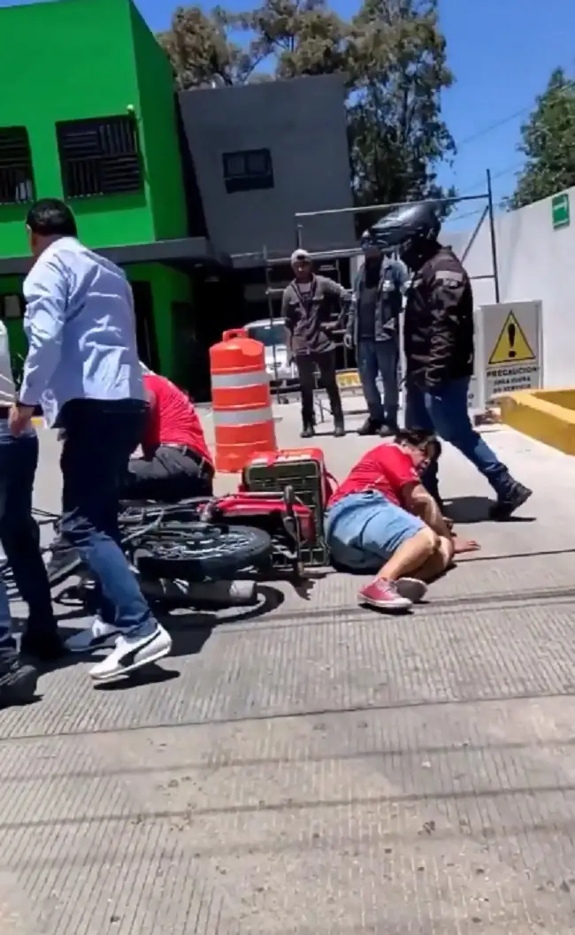 Motociclista y un hombre se pelearon a golpes en gasolinera