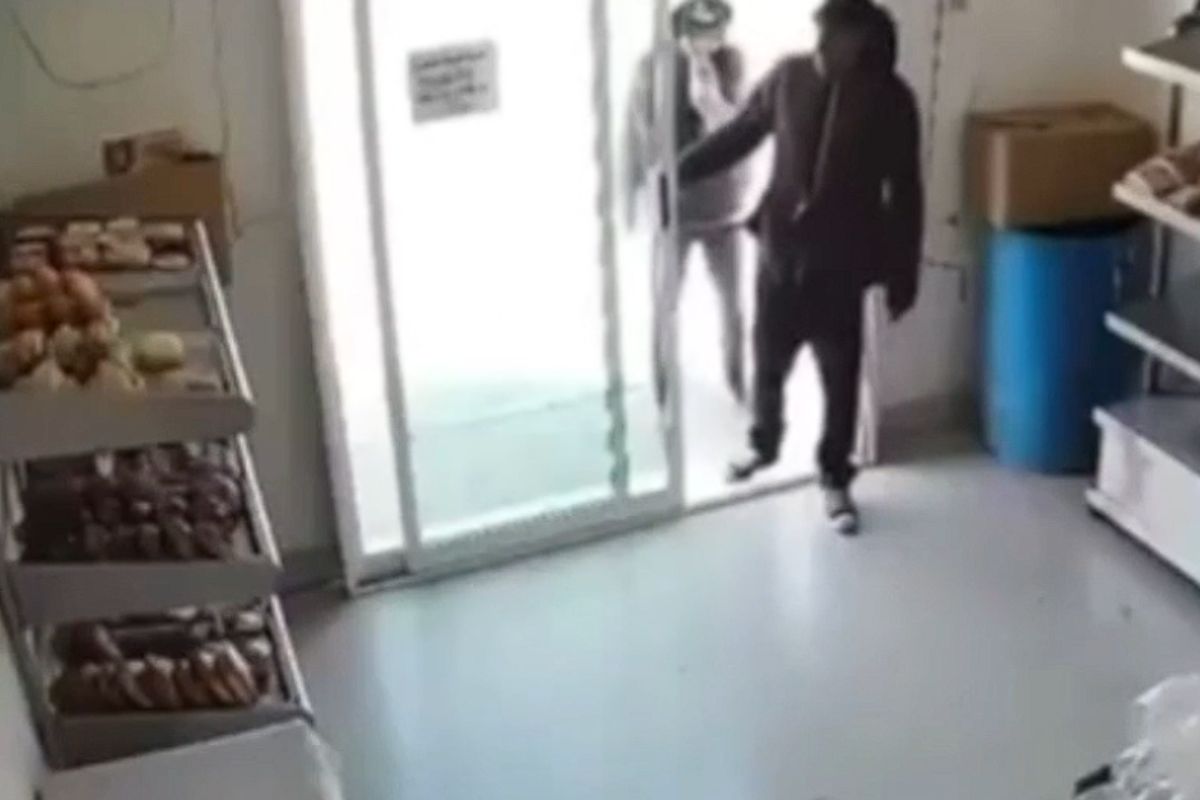 Delincuentes amenazan a encargada durante presunto cobro de piso en panadería de Puebla | Foto: Cortesía