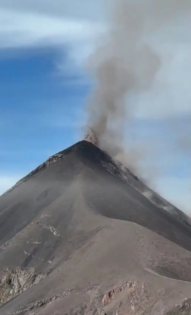 (VIDEOS) Por erupción del volcán de Fuego evacúan a varias comunidades 2 Erupción del volcán de Fuego provoca evacuación de miles