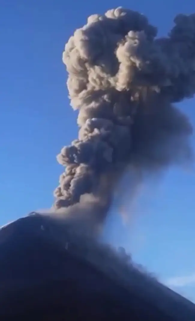(VIDEOS) Por erupción del volcán de Fuego evacúan a varias comunidades 3 Erupción del volcán de Fuego provoca evacuación de miles