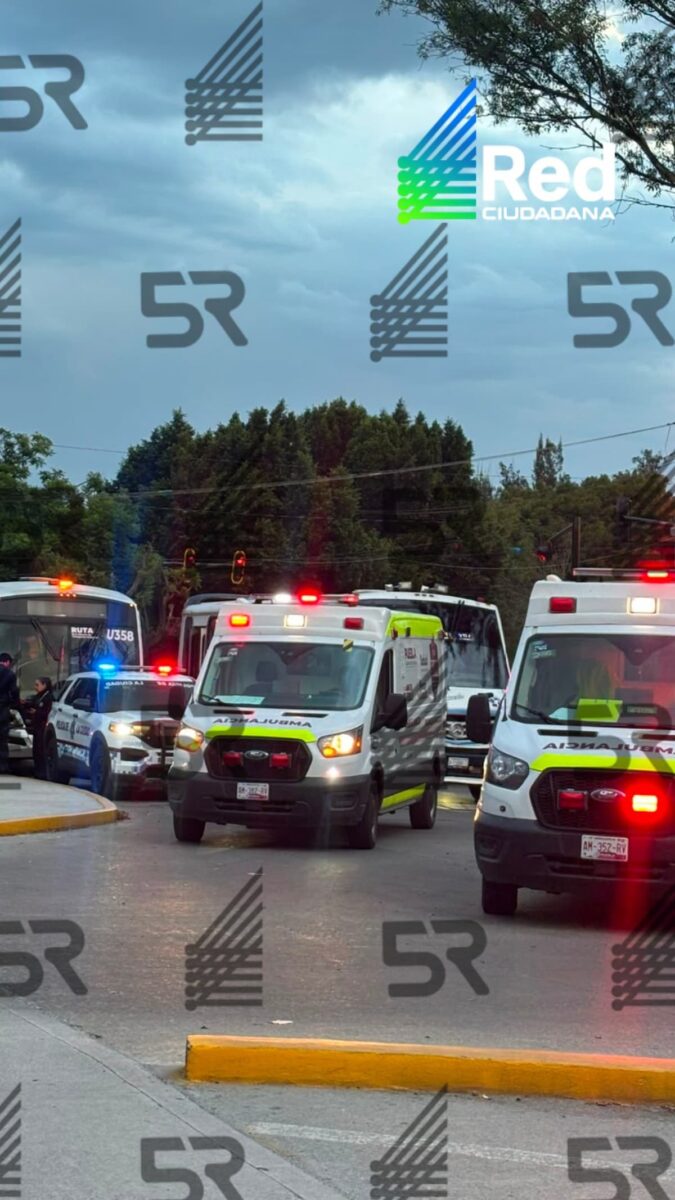 Choque entre automóvil y unidad de RUTA deja cinco lesionados en Puebla