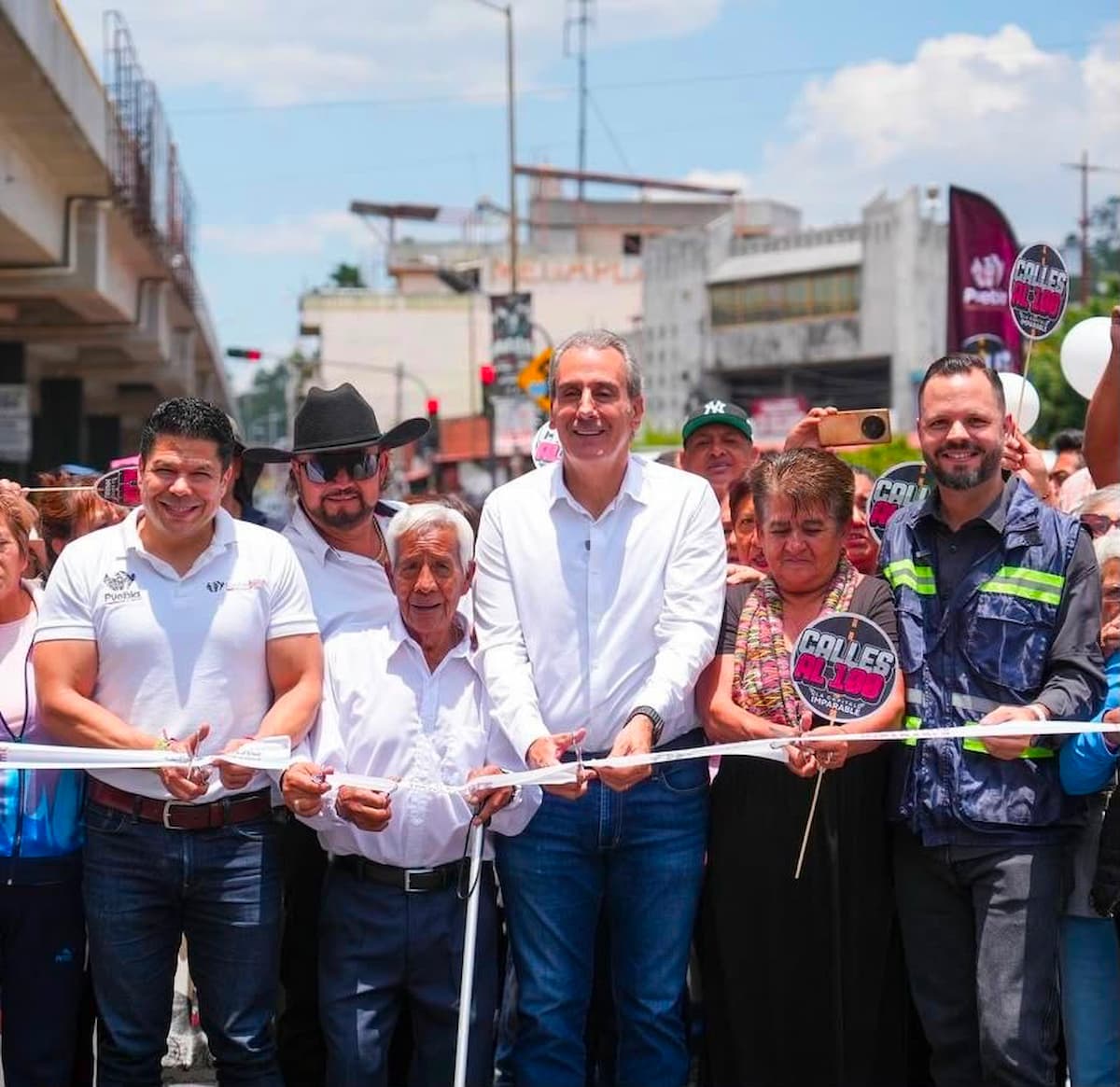 Con el Tren Capitalino de Pavimentación, Pepe Chedraui rehabilita las laterales del bulevar Xonacatepec