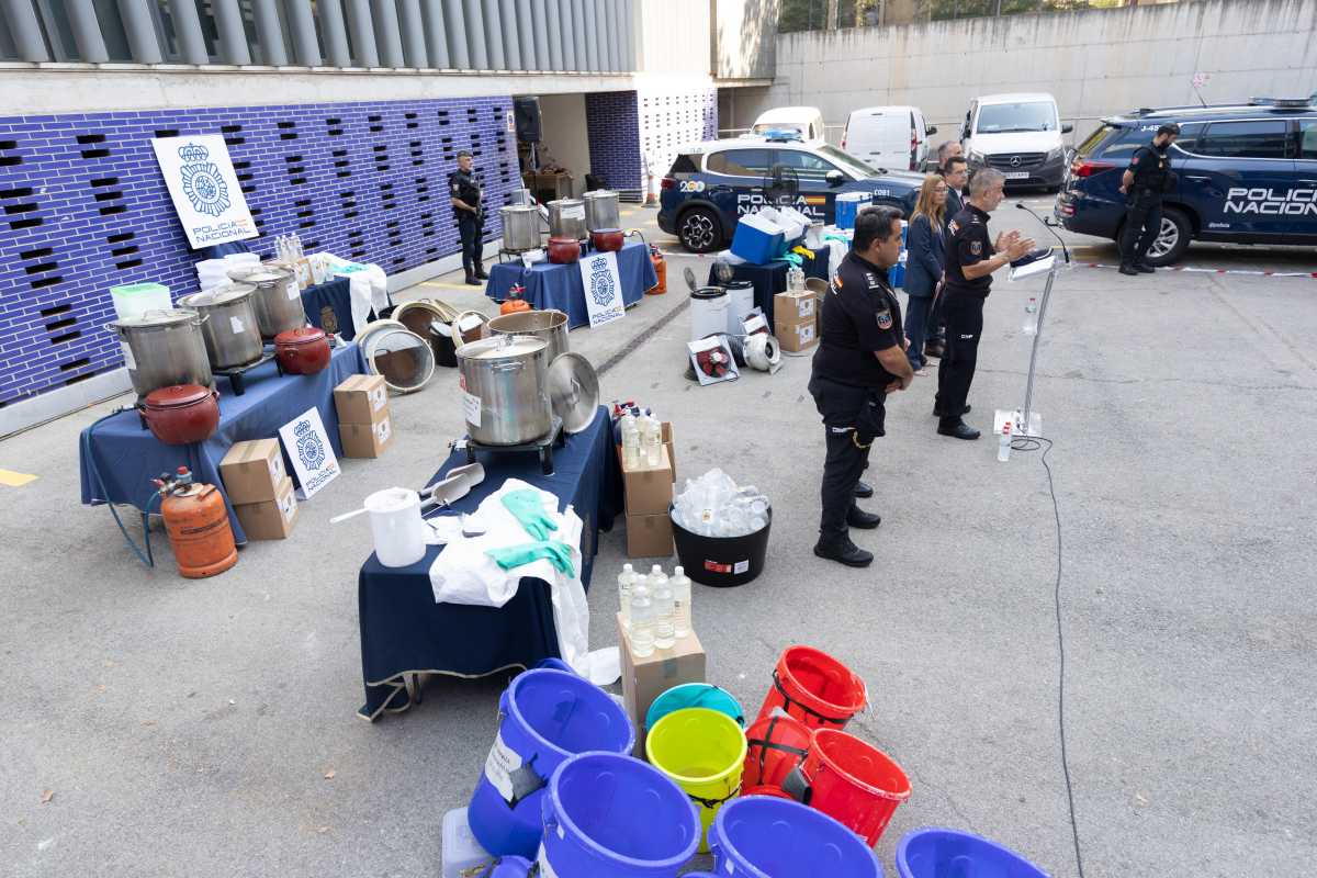 Golpe al CJNG en España: desmantelan laboratorio de metanfetamina en Cataluña 3 Material decomisado en el laboratorio del CJNG donde se recuperaba metanfetamina disuelta en aroma de vainilla | Foto: Agencia EFE