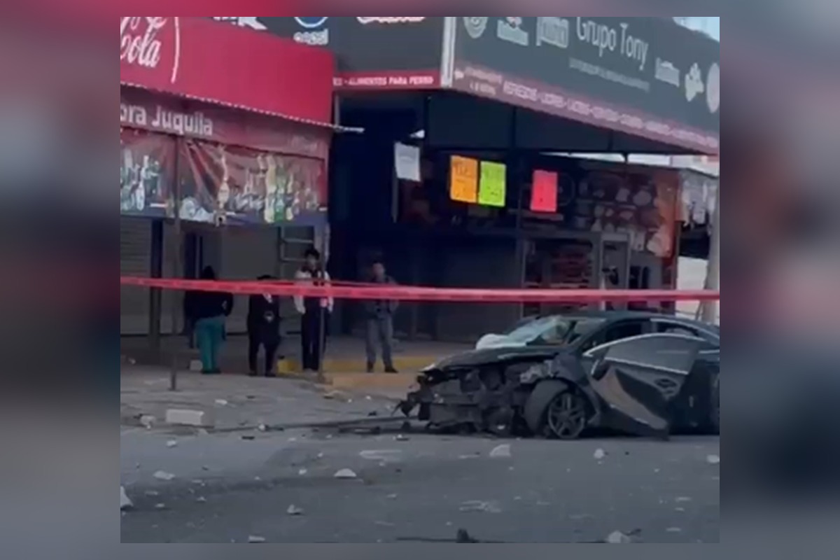 Balacera en Central de Abastos de Huixcolotla: vehículo deportivo negro donde fueron hallados los cuerpos | Foto: Cortesía