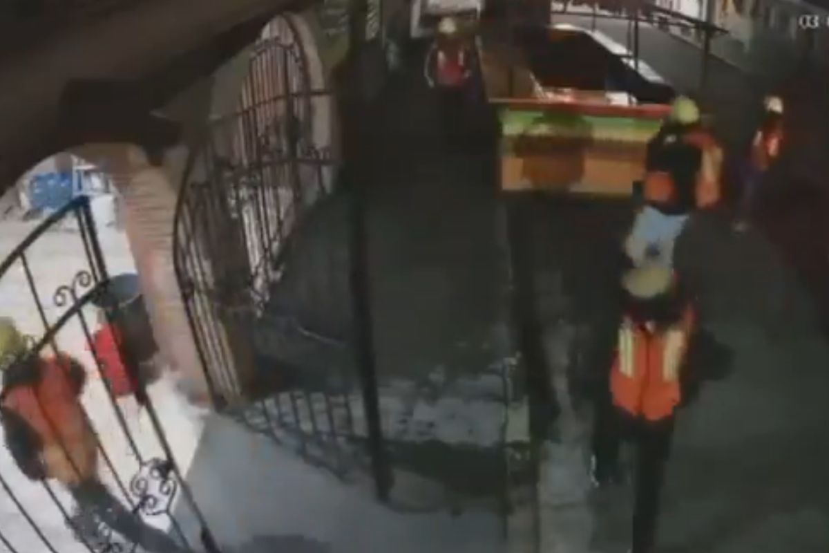 Se visten de obreros y cierran calle en Puebla para robar en restaurante 6 (VIDEO) Cerraron una calle en Puebla para asaltar restaurante