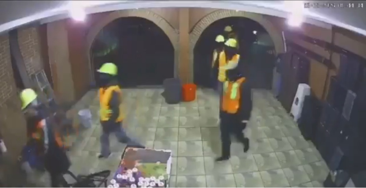 (VIDEO) Cerraron una calle en Puebla para asaltar restaurante