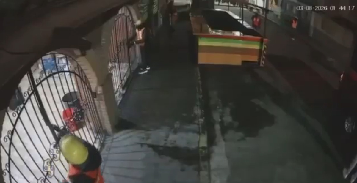 (VIDEO) Cerraron una calle en Puebla para asaltar restaurante